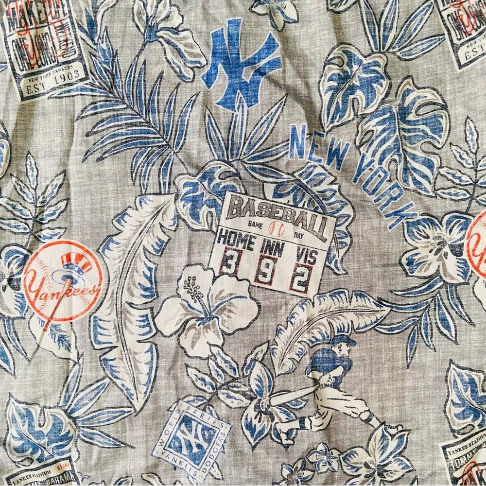 Rare Tommy Bahama x Yankees Collab Hawaiian shirt jersey - Picture 8 of 8